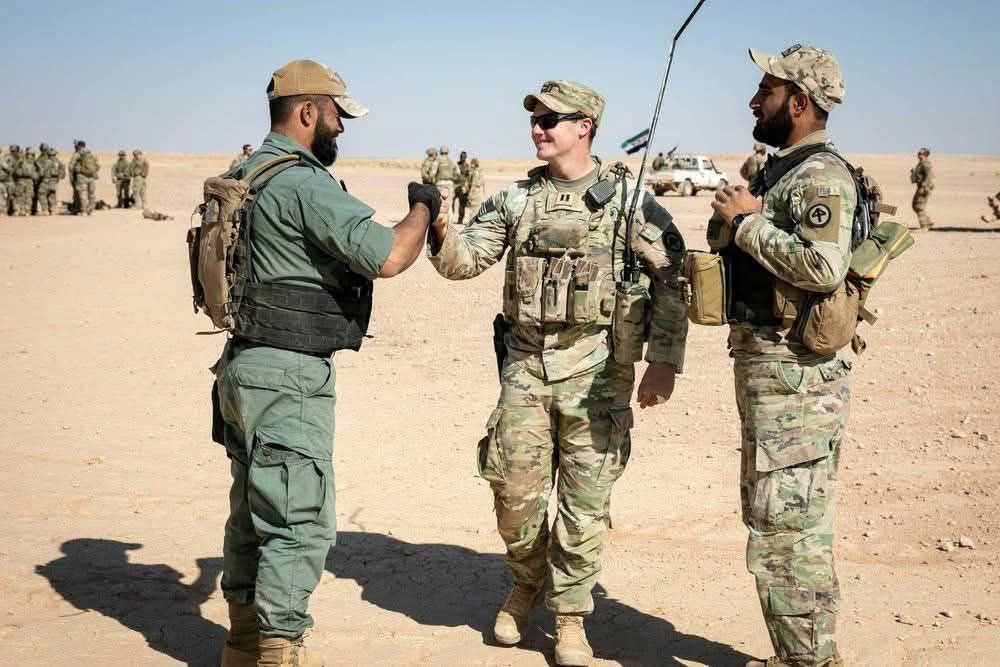 القوات الأمريكية و تدريبات مع فصيل “جيش سوريا الحرة” او الفرقة 70 ضمن وزارة الدفاع السورية في قاعدة التنف