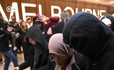 الجولاني يطعن في جسد المؤمنين وأهل الدعوة والجهاد ويسلم النساء والأيتام وأرامل المهاجرين للكفار المحاربين