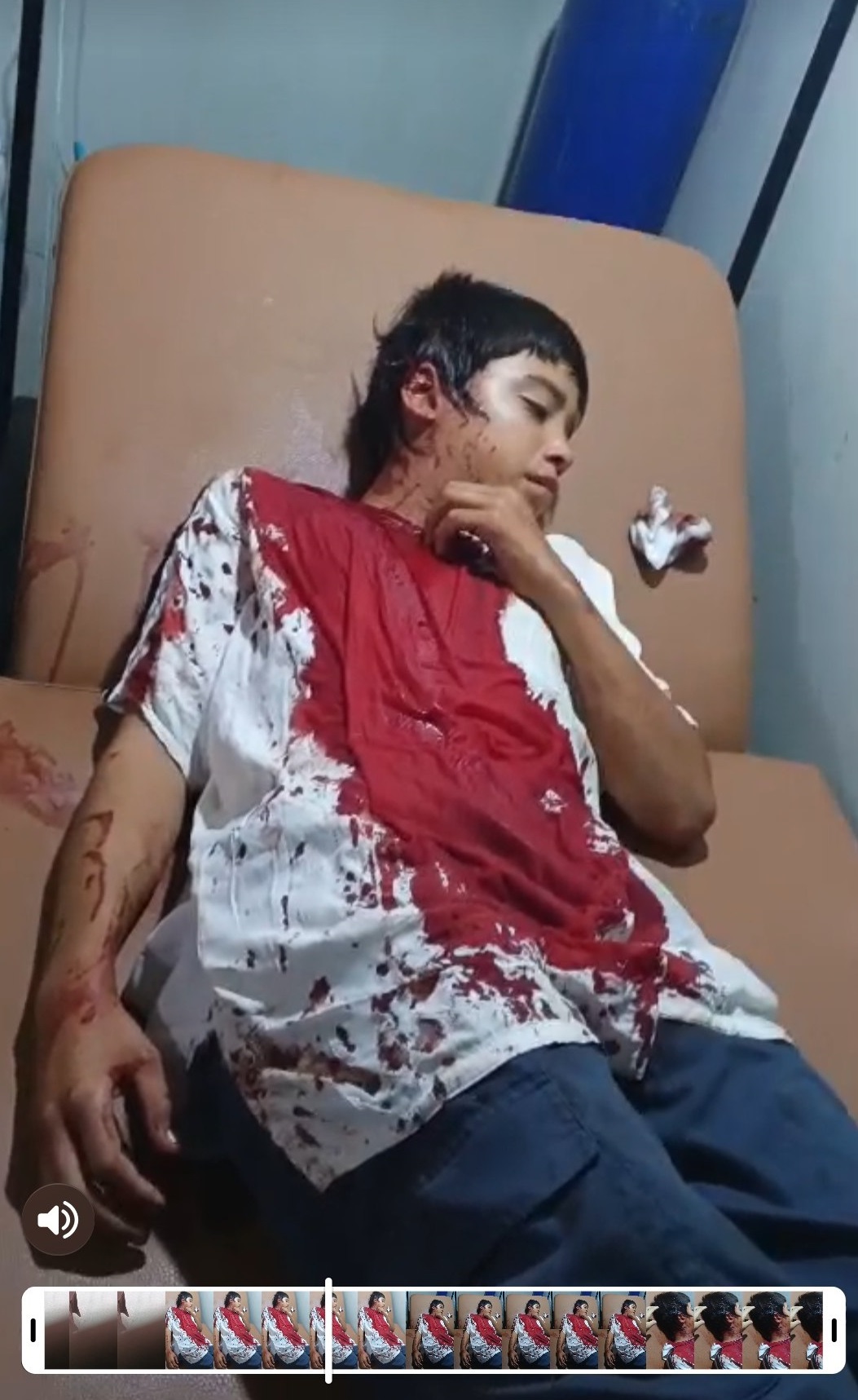 مسلحا بمقلاع، أطلق مجرم كردي العلماني حجرا على طفل مهاجر في مخيم الروج وحاليا اندلعت اشتباكات وتراشق بالحجارة بين الأسيرات والمجرمين العلمانیین.